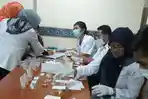 petugas-sedang-mendata-urine-karyawan-rsud-cibabat-kota-cimahi_20171101_162929.jpg