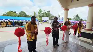 2024030_bupati-sorong-selatan-anggiluli-gunting-pita-resmikan-gbi-gunung-horeb.jpg