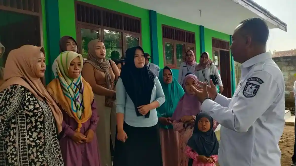 Saat Wali Murid SDN Widoro Serbu dan Minta Pj Bupati Probolinggo Tak Lakukan Merger