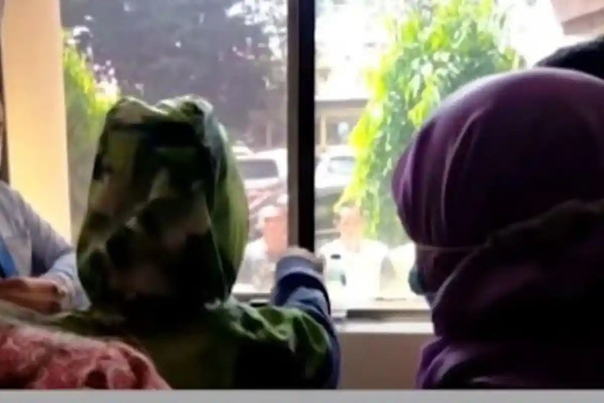 Bocah Disabilitas Menangis Histeris di Pelukan Petugas, Menjerit Tunjuk 8 Pria yang Merudapaksanya