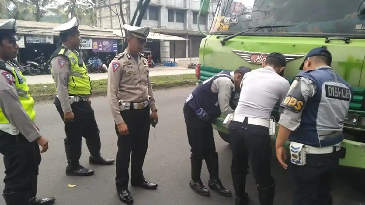 Sasar Truk 'Ngetem' di Jalan Bypass, Aparat Satlantas Polresta dan Dishub Padang Lakukan Ini