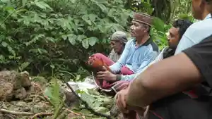 RITUAL-ADAT-Masyarakat-adat-Desa-Lungar-melangsungkan-prosesi-adat-takung-wae-teku.jpg