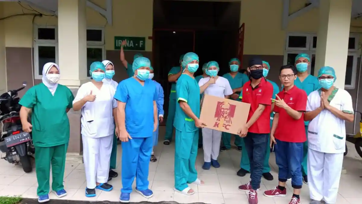 KFC Peduli Kasih Berbagi Paket untuk Garda Terdepan di RS Prof Kandou