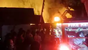 Petugas-memadamkan-api-yang-membakar-Susi-Pudjiastuti-di-Pangandaran-Jawa-Barat.jpg