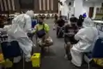 Pelanggar PSBB di Surabaya Jalani Rapid Test Covid-19