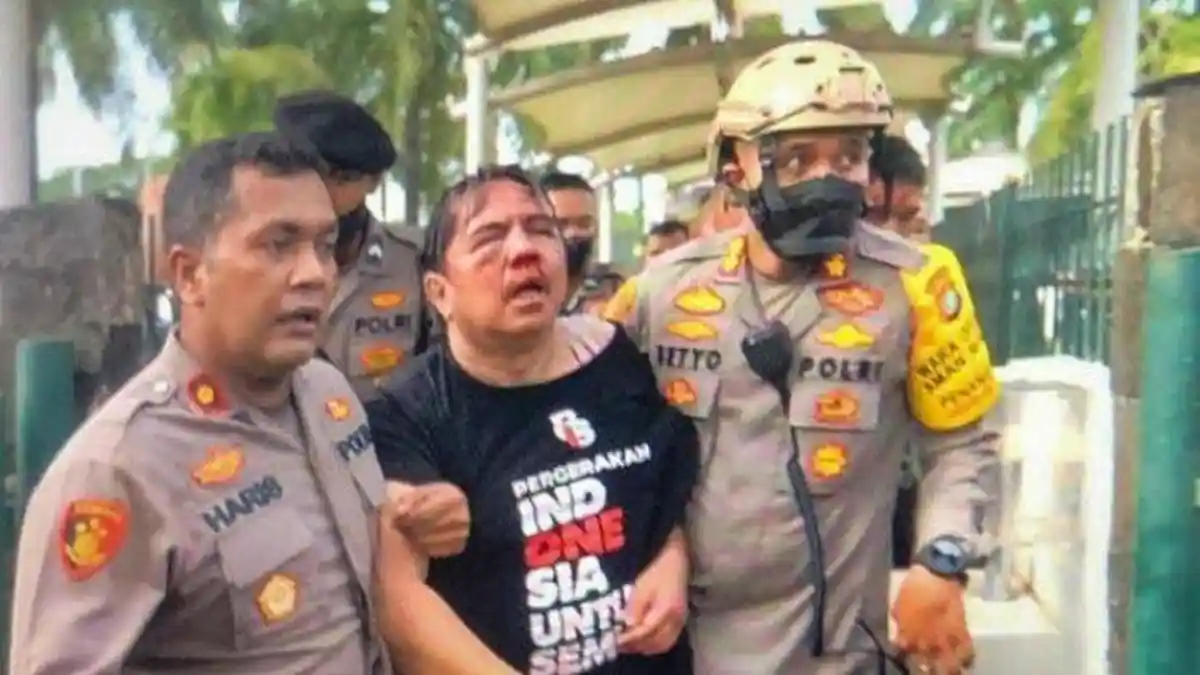 Perwira Polisi Ini Terobos Kerumunan Massa Demi Selamatkan Ade Armando yang Sudah Babak Belur