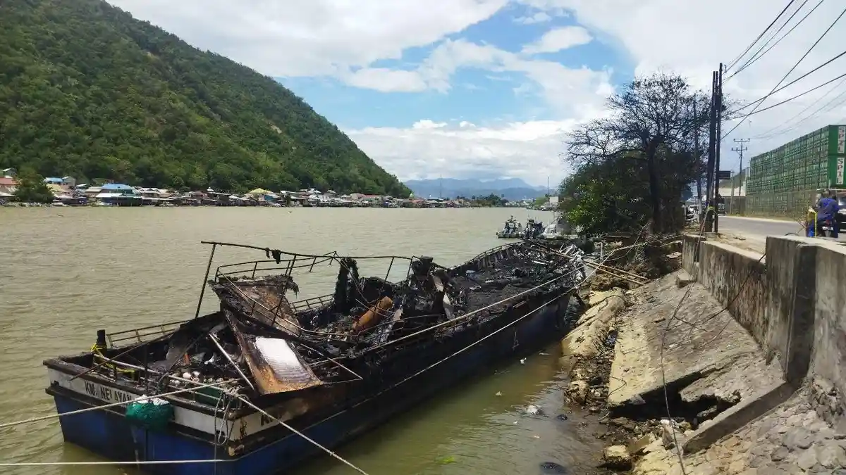Kondisi KM Nelayan Terbakar di Talumolo Gorontalo