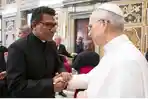 Romo-Markus-Solo-Kewuta-SVD-bersalaman-dengan-Paus-Leo-XIV.jpg