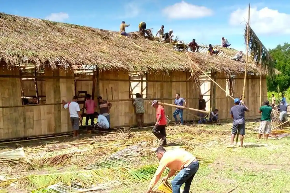 SMK Negeri Baniona di Pulau Adonara Beratap Daun Kelapa dan Dinding Bambu