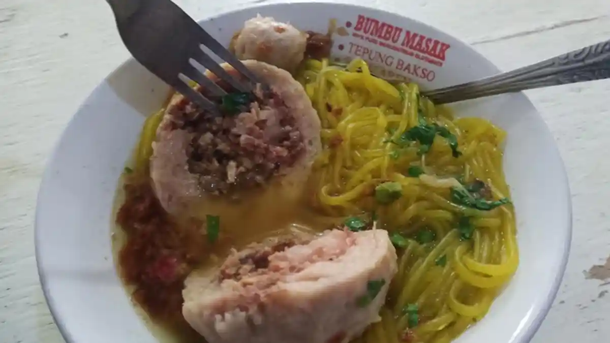 Ingin Puas Makan Bakso? Yuk Icip Baset Pak Aep di Jalur Puncak