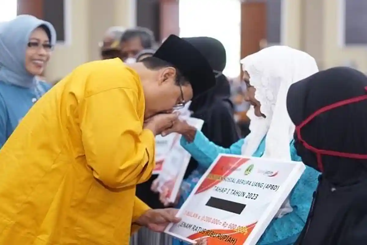Gus Ipul Bagikan 3.084 Bansos pada Warga Pasuruan 