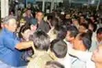 Buruh Bersalaman  dengan 