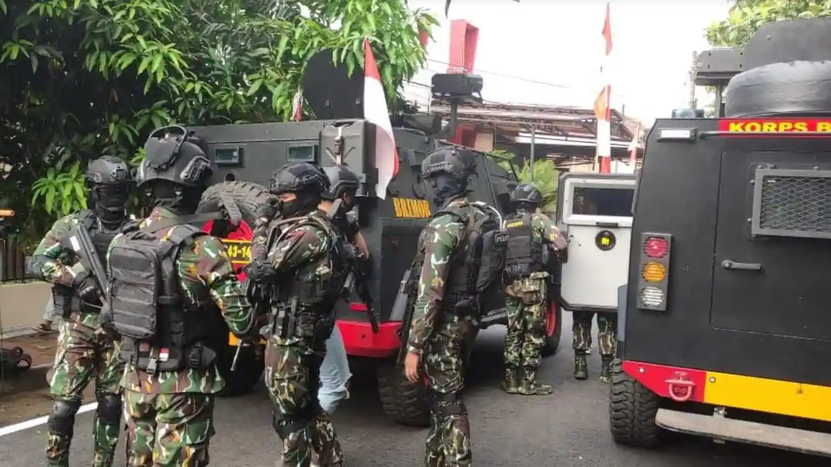 BREAKING NEWS: Propam dan Brimob Bersenjata Lengkap Datangi Rumah Ferdy Sambo, Ada Apa?