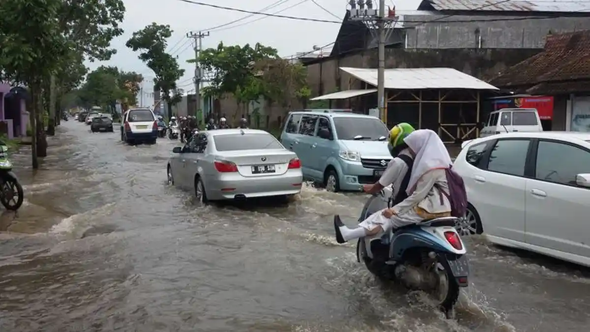 Banjir, Banyak Kendaraan Mogok di Jalan Sudirman Kecamatan Garutkota