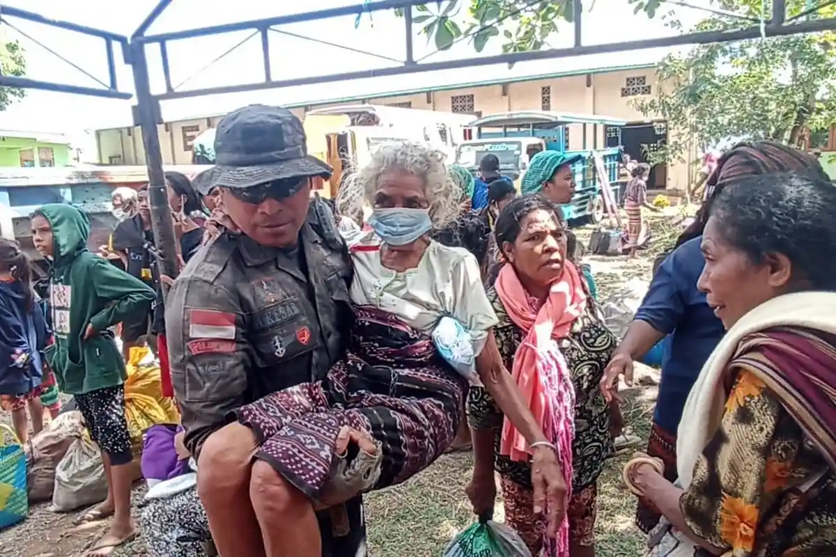 Tim SAR Gabungan Berhasil Evakuasi Warga yang Nyaris Terjebak Erupsi Gunung Lewotobi Laki-laki