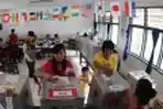 Jersey Tim Piala Dunia di Pasang di TPS Ende Makassar