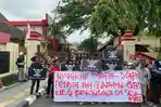 Sejumlah-orang-berunjukrasa-di-depan-Polda-Sumut.jpg