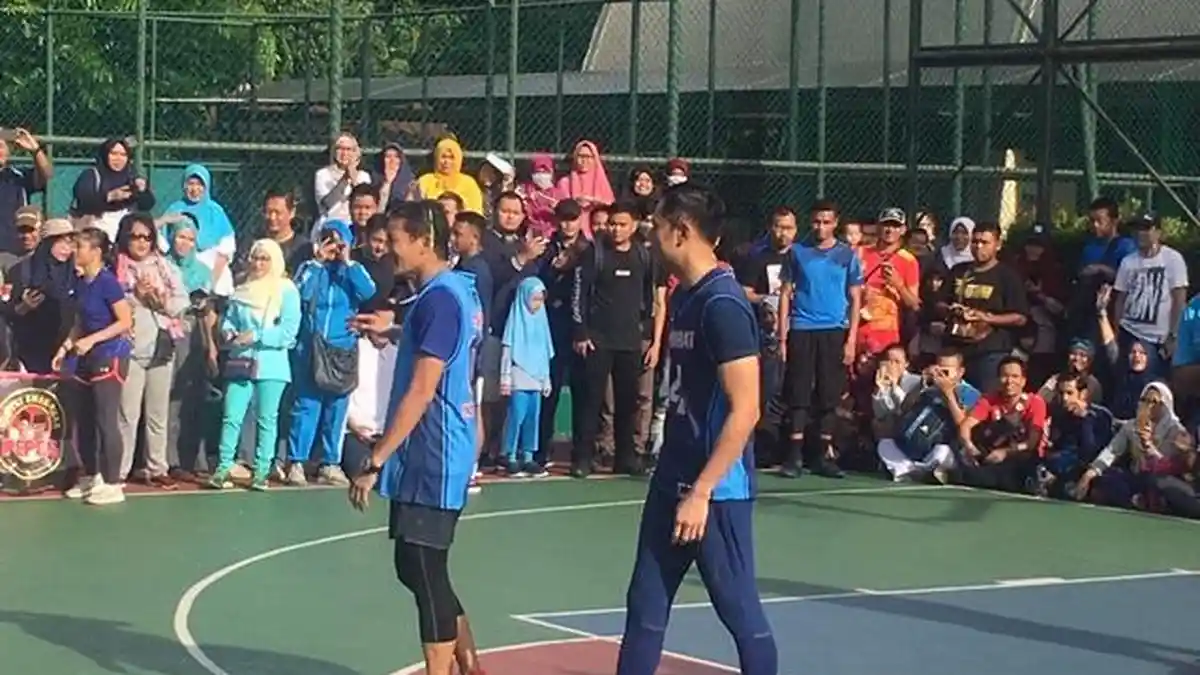 Main Basket Bareng Sebelum Debat Nanti Malam, Ini Sepatu yang Dipakai Sandiaga dan AHY