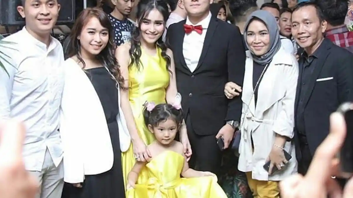 Ikut Hadiri Premier Dimsum Martabak, Umi Kalsum Pegang Erat Tangan Boy William, Calon Mantu Idaman?