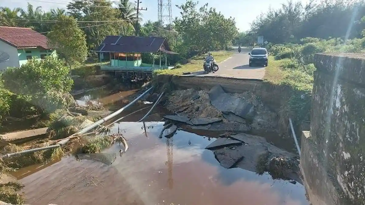 Jalan Ambruk dan Rumah Hanyut, Dampak Banjir di Gosong Telaga Barat Aceh Singkil