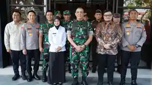 Vinanda-Prameswati-dan-Hanindhito-Pramono-mendampingi-kunjungan-Pangdam-VBrawijaya.jpg