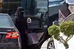 Seorang-perempuan-Arab-Saudi-keluar-dari-mobil-di-luar-sebuah-mal-di-Riyadh.jpg