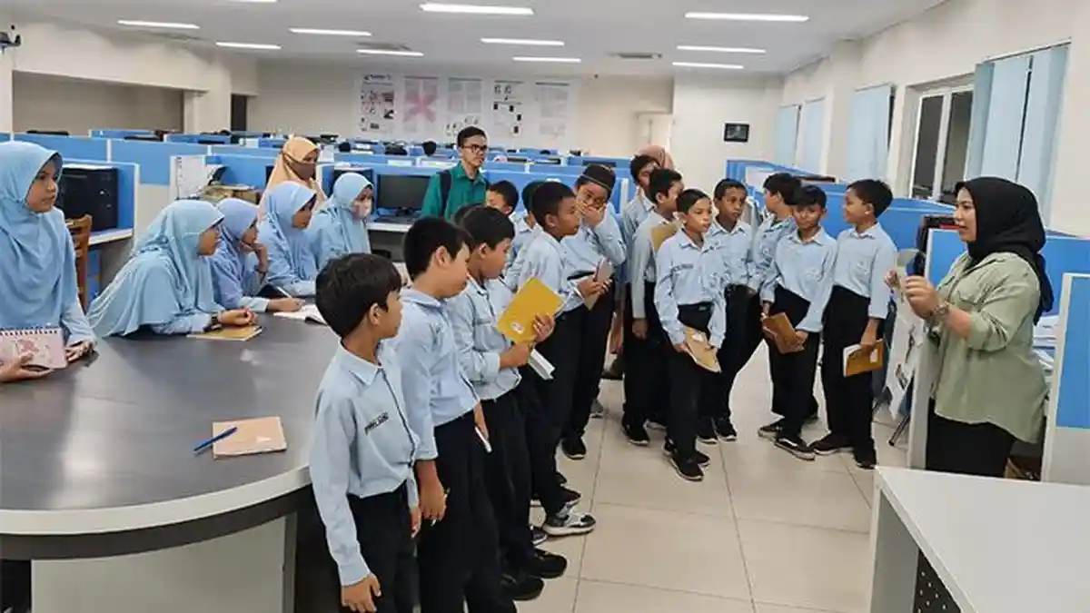 Murid SDIT Fajar Hidayah Blang Bintang Berkunjung ke Kantor Harian Serambi Indonesia