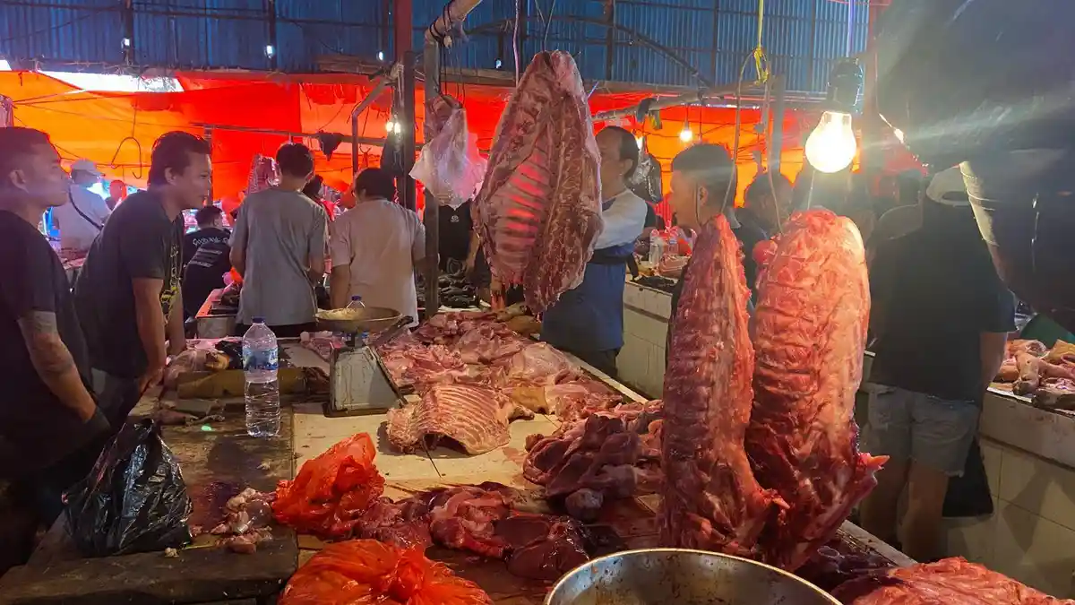 Daging Ekstrem di Pasar Beriman Tomohon: Tradisi Kuliner yang Tetap Diminati