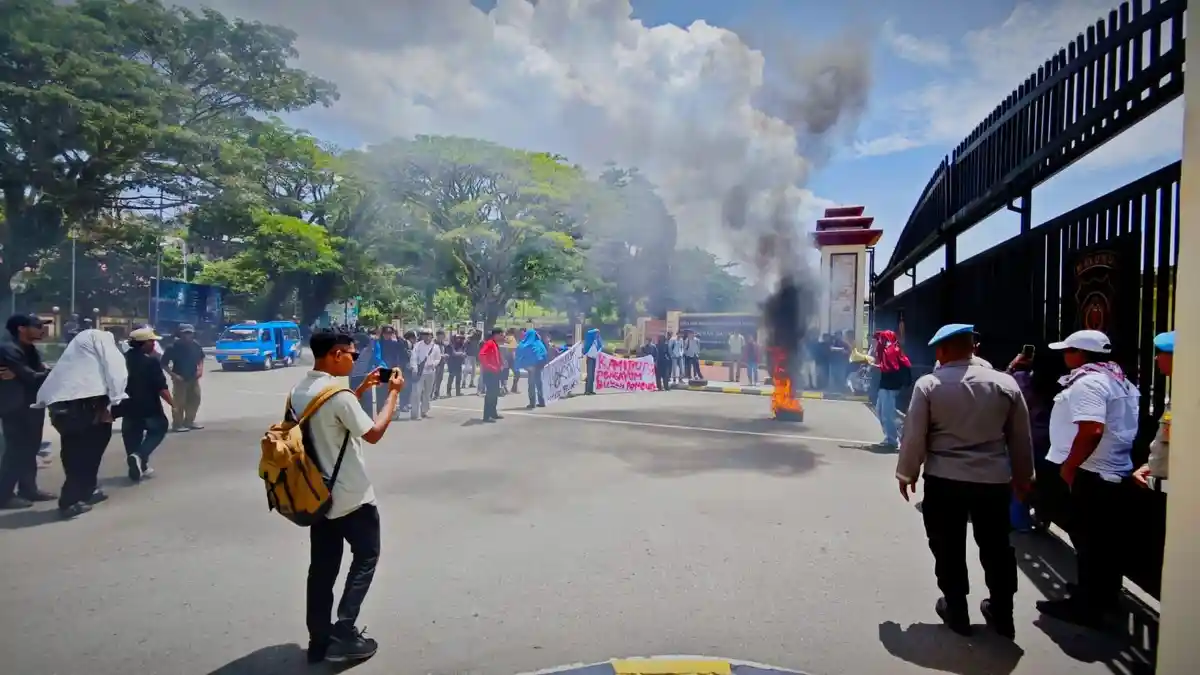 Demo di Mapolda Maluku Jelang Sidang Kode Etik Oknum Brimob Tewaskan Pelajar Tual