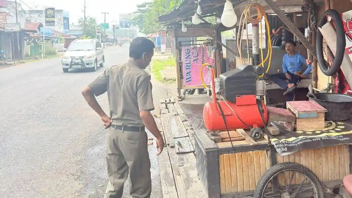 Sejumlah PKL di Musi Rawas Nekat Jualan di Atas Trotoar, Kini Diberi ...