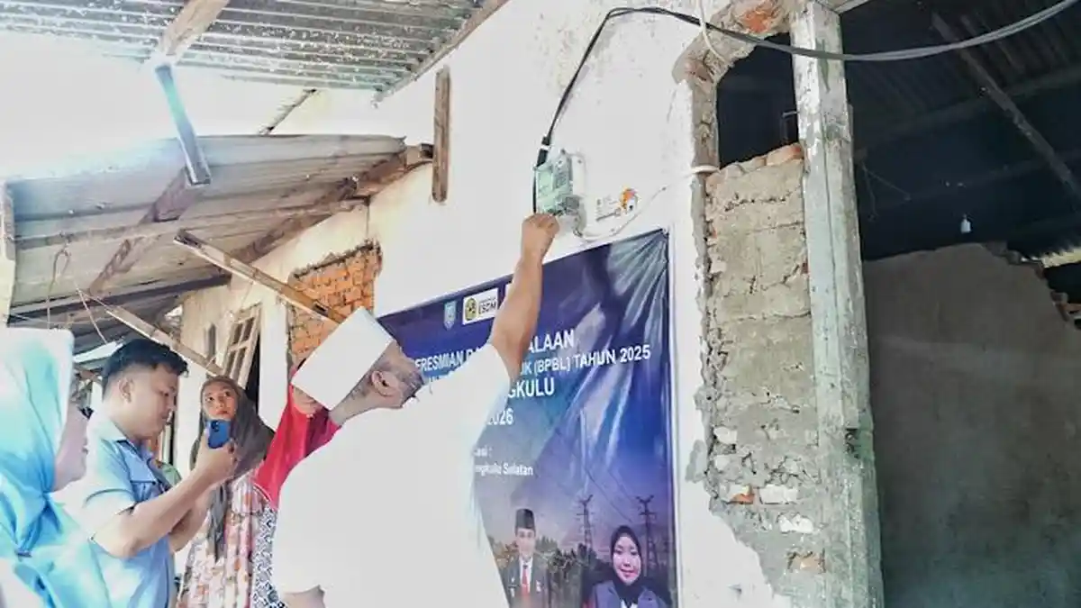 Gubernur Helmi Hasan Alirkan Listrik Gratis ke 331 Rumah di Bengkulu Selatan