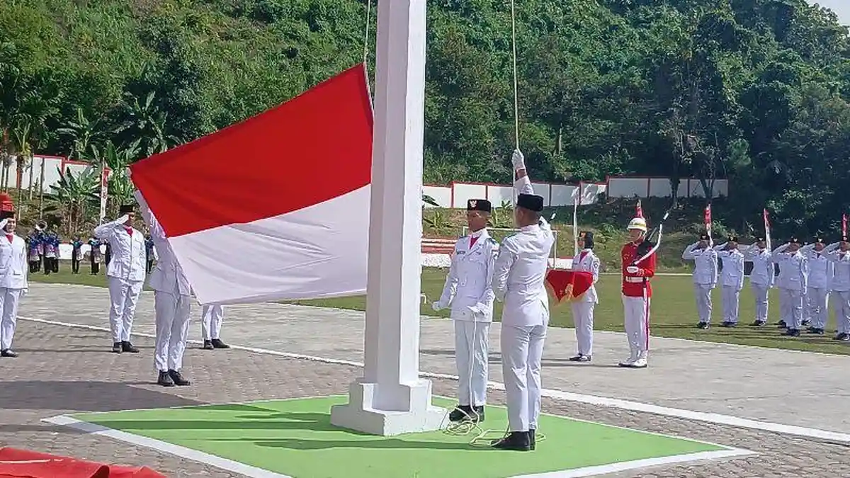 Usai Pimpin Upacara HUT RI, Bupati Aceh Selatan Serahkan Remisi dan Naik Becak Keliling Tapaktuan