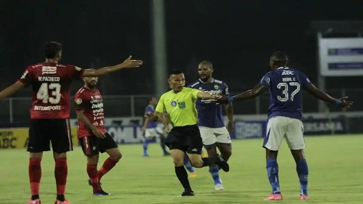 Masalah Persib Bandung, Pragmatisme Robert Alberts, Paceklik Bruno & Silva, Peran Ezra Walian