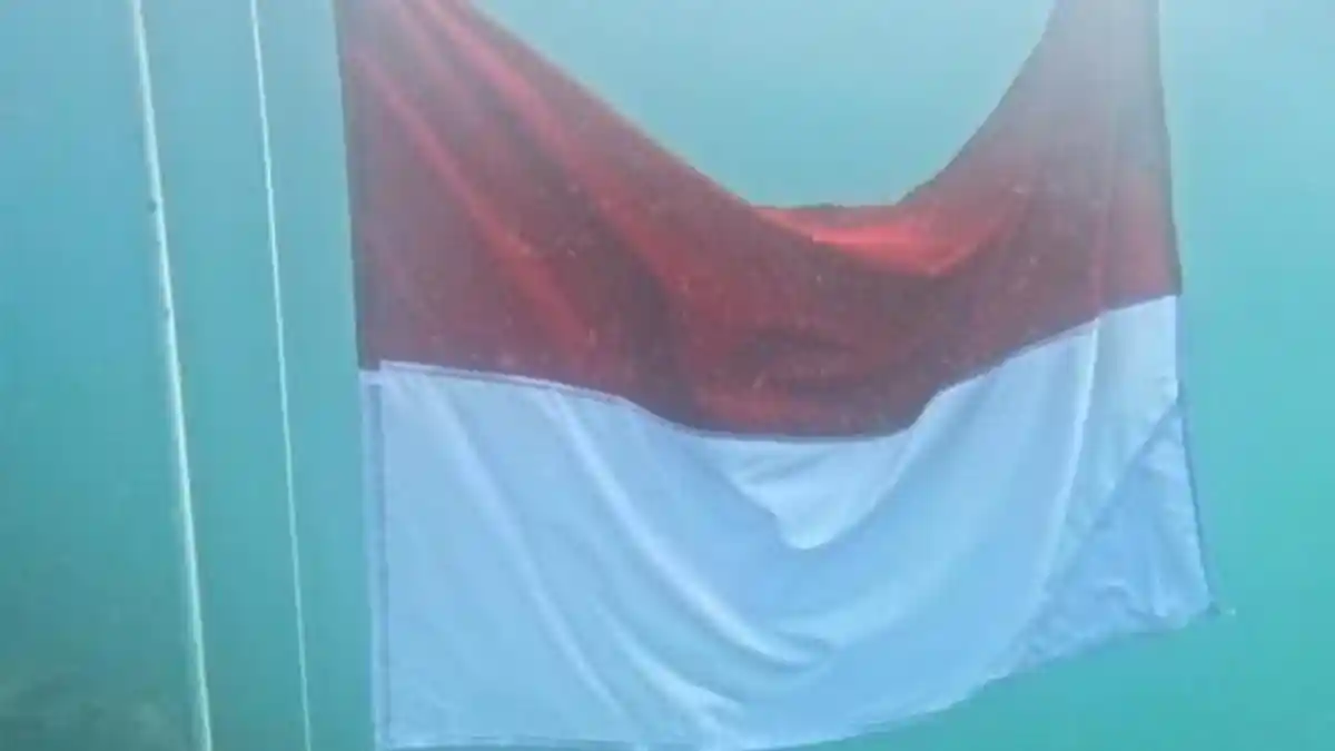 Pemprov Papua Tengah Gelar Upacara Pengibaran Bendera Merah Putih di Bawah Laut