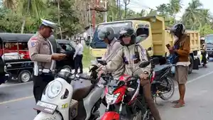 Anggota-Satlantas-Polres-Kupang-melakukan-pemeriksaan.jpg