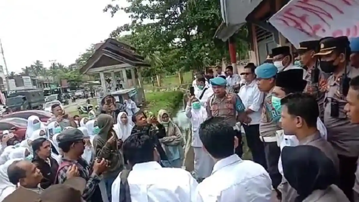 Demo Nakes RSUCM Berlanjut, Direktur RSUDCM: Kami Pelajari Regulasi - Direktur-RSUCM-temui-pendemo.jpg