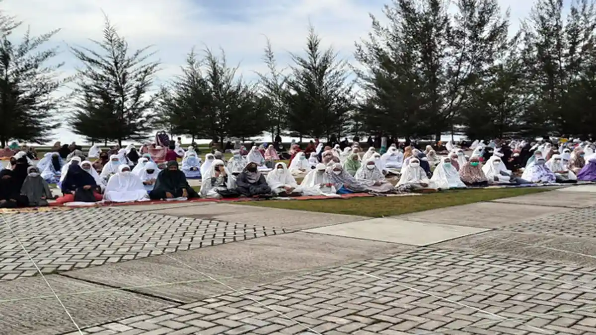 PPKM Mikro Natuna, Sholat Idul Adha di Pantai Piwang Ranai Dipadati Masyarakat