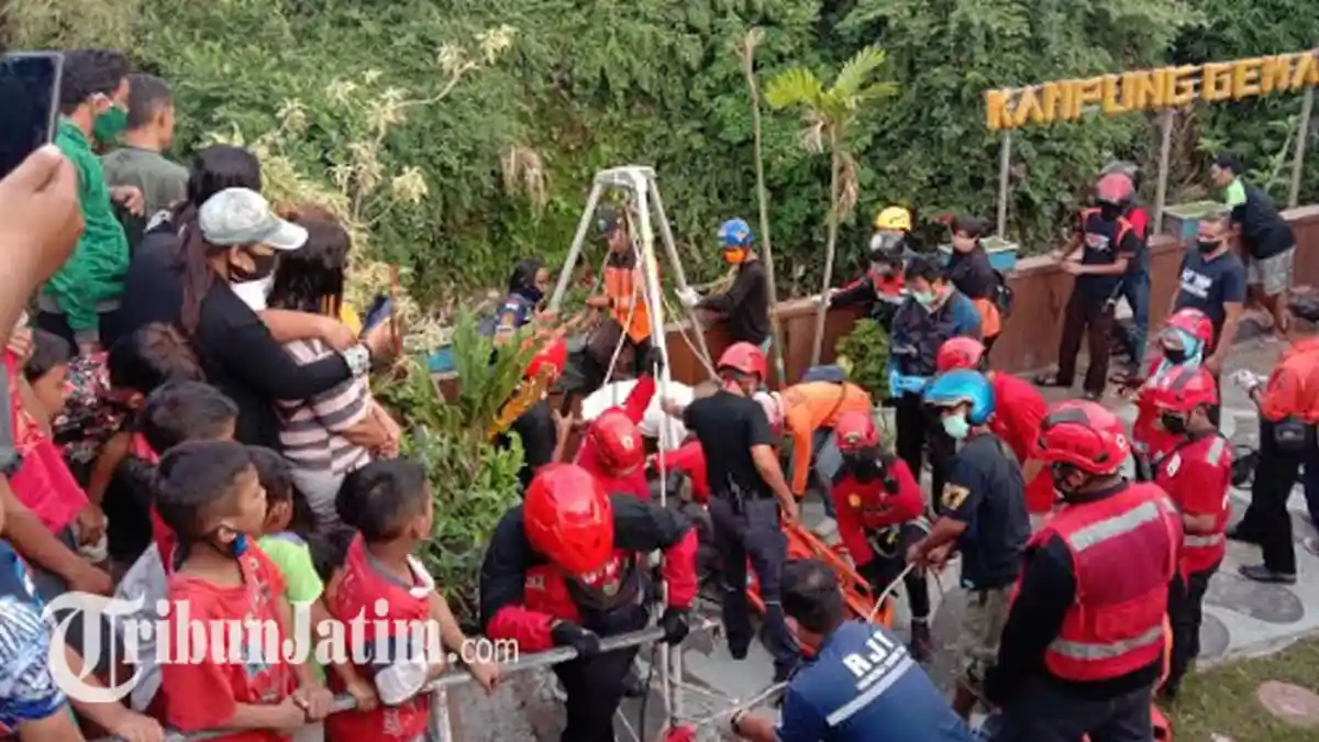 BREAKING NEWS - Pemuda Kota Malang Bunuh Diri Loncat dari Jembatan Gantung, Disaksikan Anak Kecil