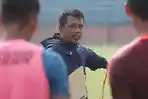 pelatih-psis-semarang-jafri-sastra-saat-memberikan-instruksi.jpg