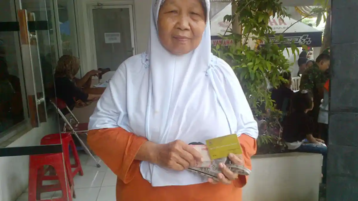 Tak Antre Lama, Nenek 70 Tahun Langsung Cairkan Dana PSKS