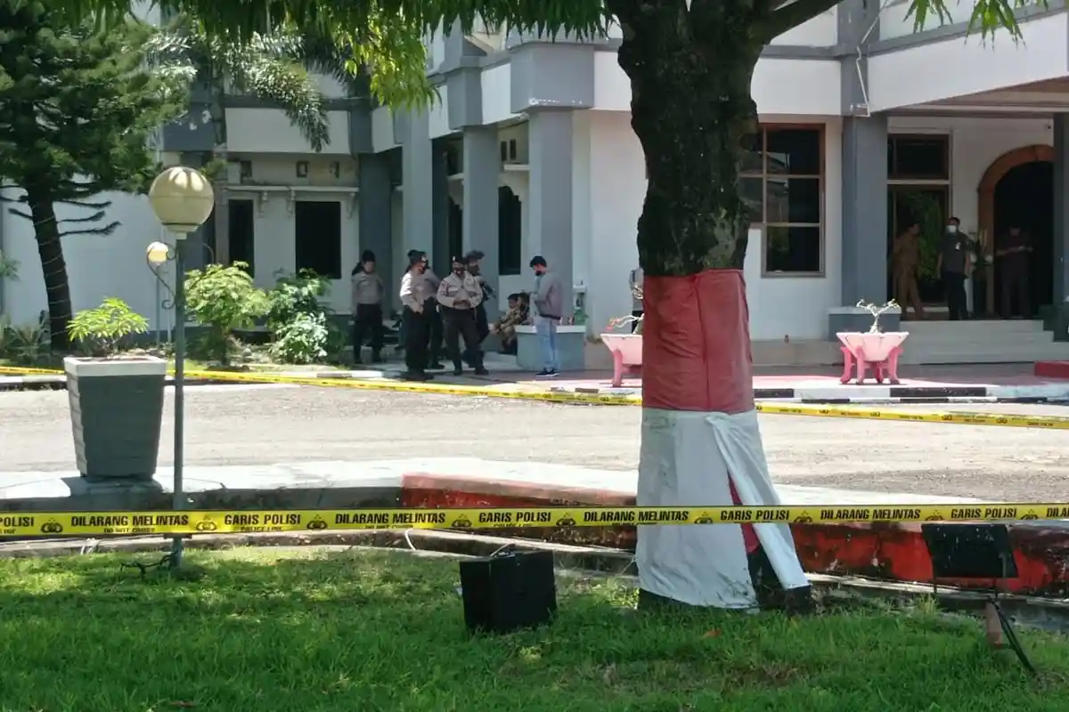 BREAKING NEWS : Ada Kotak Hitam Mencurigakan di Halaman Kantor Bupati Pinrang