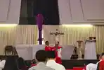 Cium Kaki Yesus di Kayu Salib Jadi Momen Pengingat Penebusan Dosa Manusia