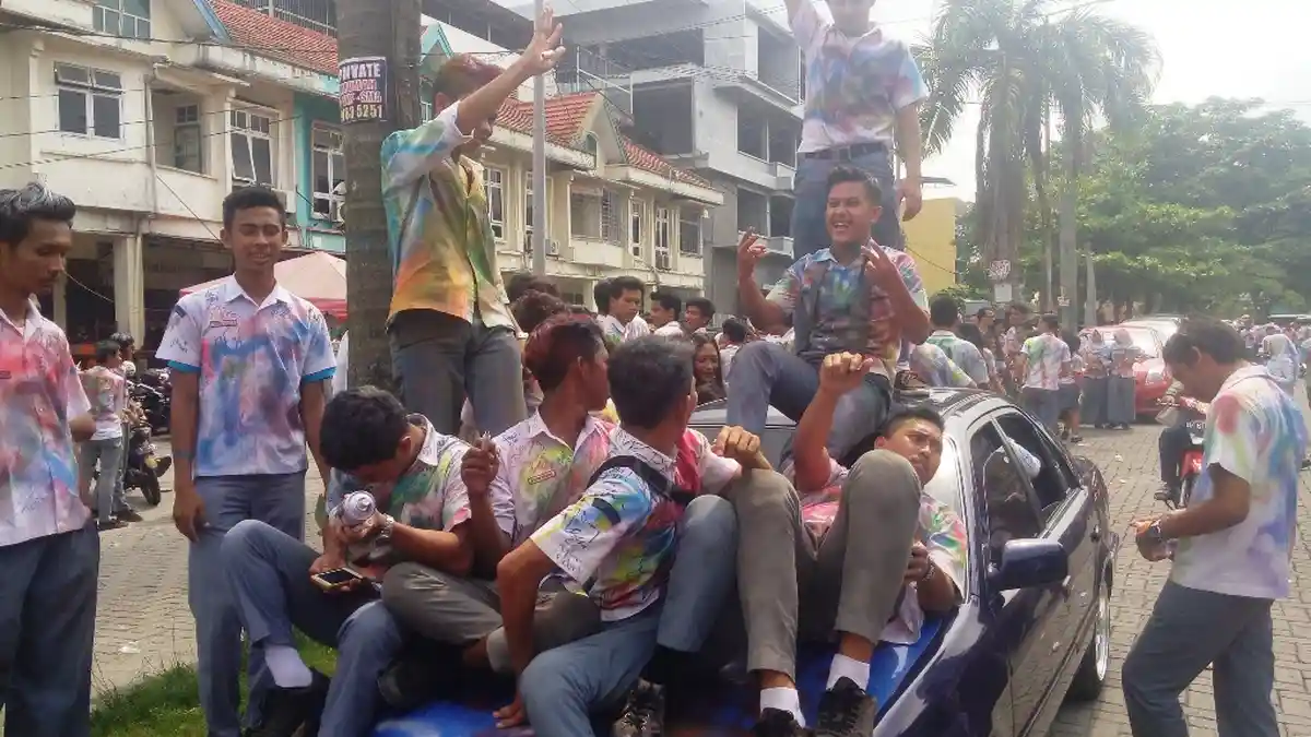 Puas Coret Baju, Ratusan Siswa di Medan Robek Baju dan Logo Osis