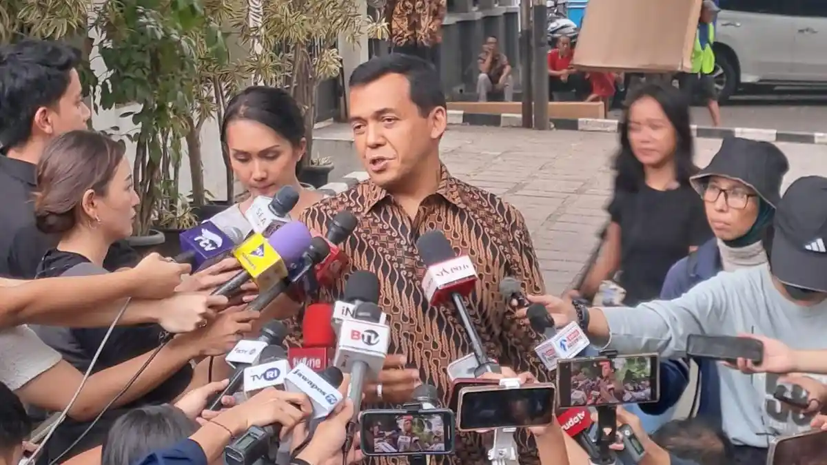 Ditanya Wartawan akan ke Hambalang, Silmy Karim Cuma Tertawa