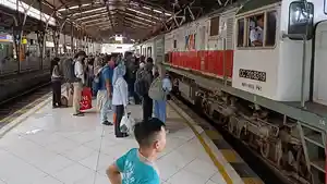 arus-balik-naik-kereta-oke.jpg