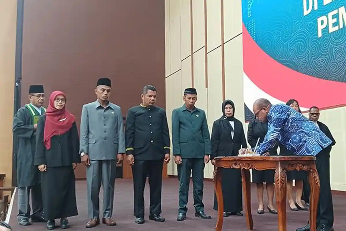 Lantik 26 Kepsek dan 7 Pengawas Sekolah, Pj Wali Kota Sorong Ingatkan Soal Integritas