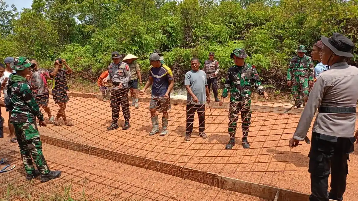 Jalan Menuju SDIT Seri Kuala Lobam, Bintan Mulai Disemenisasi, Warga Ikut Goro.