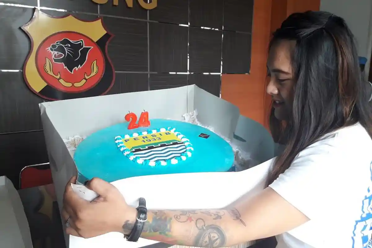 Genap Berusia 24 Tahun, Viking Persib Club Dapat Kue Ultah dari Polrestabes Bandung