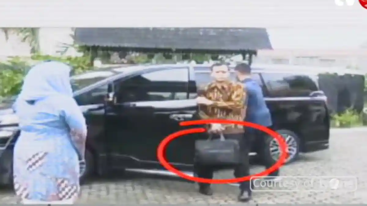 Yenny Wahid Akhirnya Buka Suara Soal Tas Hitam Jokowi, Ternyata Isinya Benda Ini