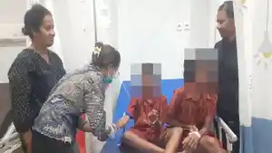 KERACUNAN-Sejumlah-beberapa-siswi-SD-Inpres-Liliba-mendapat-perawatan-dari-tim-medis.jpg